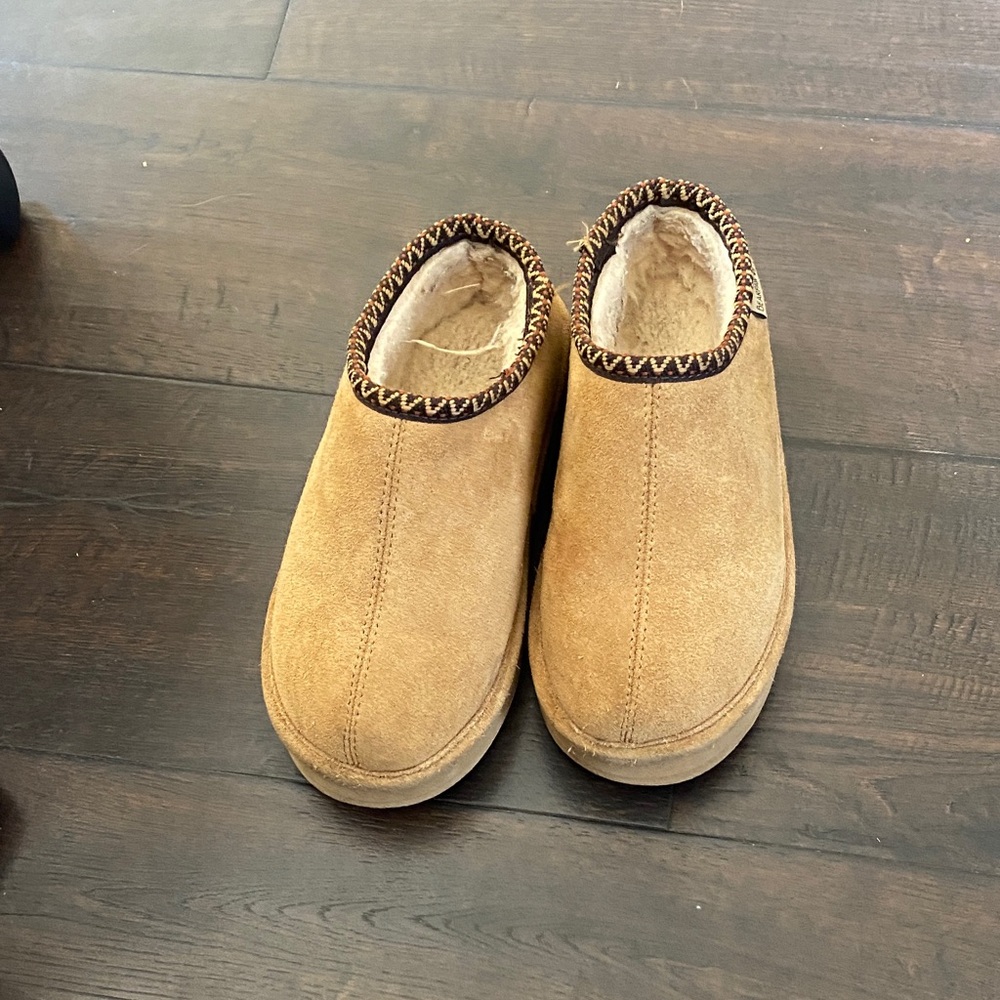 Kids Bearpaw slide ins size 4